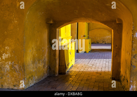 Intérieur de la tour de la porte, l'entrée principale de la vieille ville fortifiée de Carthagène, Colombie Banque D'Images