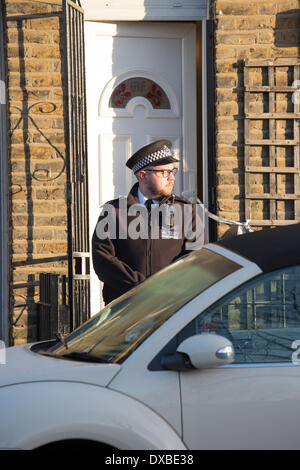 Londres, Royaume-Uni. Mar 23, 2014. Teenage Girl abattu, Hackney, Londres. 23 mars 2014. La garde de la police à l'extérieur de la maison où le tournage a eu lieu. Ils ont appelé la police à la résidence à 16h00 (GMT) 22 mars 2014 Credit : Graham Eva/Alamy Live News Banque D'Images