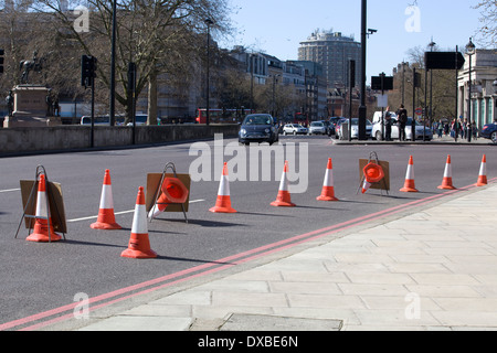 Cônes de circulation dans les rues de Londres, Angleterre Banque D'Images