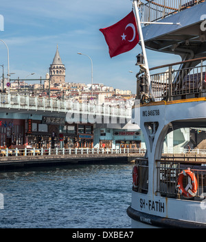 Vue depuis l'autre côté de la Corne d'Eminonu au pont de Galata avec tour de Galata et de Beyoglu sur l'horizon d'Istanbul, Turquie. Banque D'Images