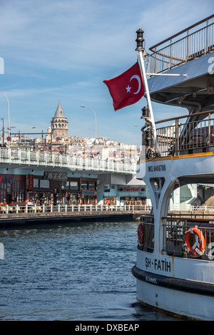 Vue depuis l'autre côté de la Corne d'Eminonu au pont de Galata avec tour de Galata et de Beyoglu sur l'horizon d'Istanbul, Turquie. Banque D'Images