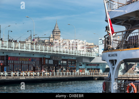 Vue depuis l'autre côté de la Corne d'Eminonu au pont de Galata avec tour de Galata et de Beyoglu sur l'horizon d'Istanbul, Turquie. Banque D'Images