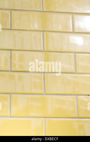 Sol carrelé mur de brique jaune Banque D'Images