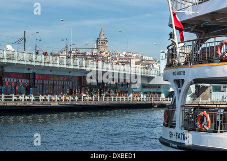 Vue depuis l'autre côté de la Corne d'Eminonu au pont de Galata avec tour de Galata et de Beyoglu sur l'horizon d'Istanbul, Turquie. Banque D'Images