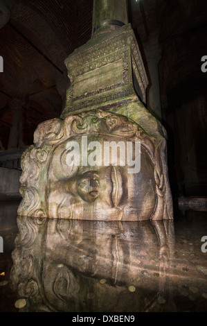 Sculpté ancienne tête de Méduse utilisé à l'appui de colonne dans la citerne Yerebatan, Sultanahmet, Istanbul, Turquie. Banque D'Images