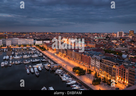 Vue aérienne du port d'Anvers à partir du toit de Musée MAS en soirée, Belgique. Banque D'Images