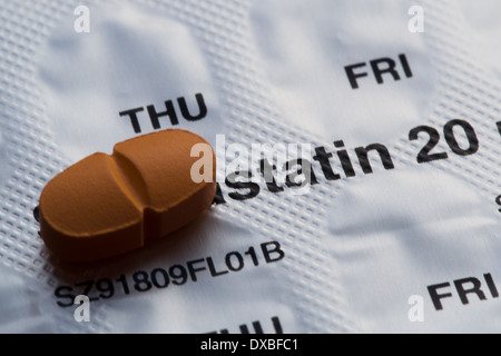 Une statine tablet contre un blister avec le mot Statin montrant. Banque D'Images