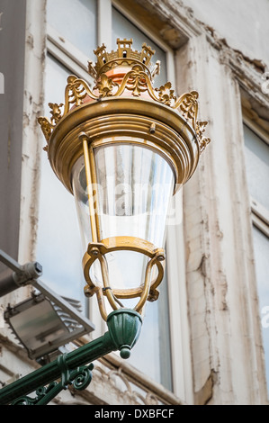 Antic royal street lantern est accroché sur un mur à Bruxelles, Belgique Banque D'Images