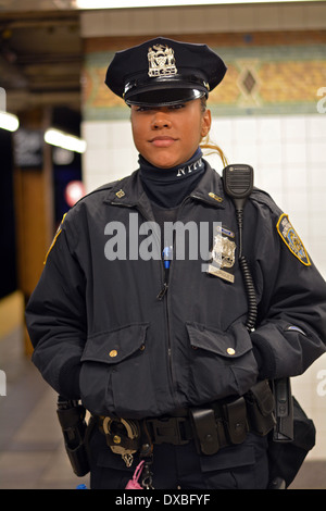 Portrait d'officier de police de la ville de New York Rodriguez sur la plate-forme du métro 34th Street à Manhattan, New York City. Banque D'Images