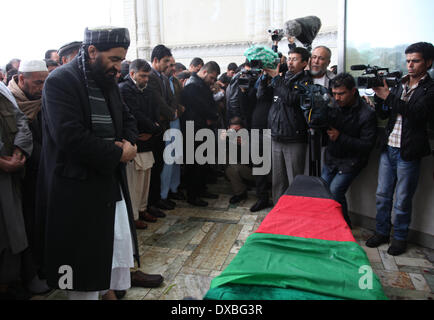 Kaboul, Afghanistan. Mar 23, 2014. Les militants talibans dans l'attaque sur Kaboul Serena Hotel jeudi soir à Kaboul. Mar 23, 2014. Les Afghans à prier au cours de la cérémonie d'inhumation du journaliste afghan Sardar Ahmad, sa femme et ses deux enfants qui ont été tués par des militants talibans dans l'attaque sur Kaboul Serena Hotel jeudi soir à Kaboul, en Afghanistan, le 23 mars 2014. Les corps de journaliste afghan Sardar Ahmad, sa femme et ses deux enfants qui ont été tués par des militants talibans dans l'attaque sur Kaboul Serena hôtel le jeudi soir était déposé le dimanche. Credit : Ahmad Massoud/Xinhua/Alamy Live News Banque D'Images