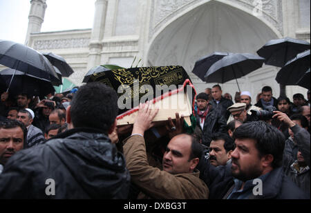 Kaboul, Afghanistan. Mar 23, 2014. Les militants talibans à Kaboul. Mar 23, 2014. Les Afghans portent un cercueil pendant la cérémonie d'inhumation du journaliste afghan Sardar Ahmad, sa femme et ses deux enfants qui ont été tués par des militants talibans à Kaboul, en Afghanistan, le 23 mars 2014. Les corps de journaliste afghan Sardar Ahmad, sa femme et ses deux enfants qui ont été tués par des militants talibans dans l'attaque sur Kaboul Serena hôtel le jeudi soir était déposé le dimanche. Credit : Ahmad Massoud/Xinhua/Alamy Live News Banque D'Images
