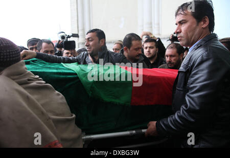 Kaboul, Afghanistan. Mar 23, 2014. Les militants talibans à Kaboul. Mar 23, 2014. Les Afghans portent un cercueil pendant la cérémonie d'inhumation du journaliste afghan Sardar Ahmad, sa femme et ses deux enfants qui ont été tués par des militants talibans à Kaboul, en Afghanistan, le 23 mars 2014. Les corps de journaliste afghan Sardar Ahmad, sa femme et ses deux enfants qui ont été tués par des militants talibans dans l'attaque sur Kaboul Serena hôtel le jeudi soir était déposé le dimanche. Credit : Ahmad Massoud/Xinhua/Alamy Live News Banque D'Images