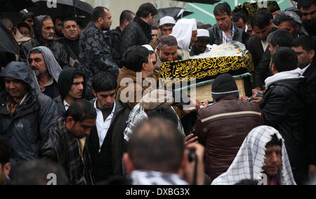 Kaboul, Afghanistan. Mar 23, 2014. Les militants talibans à Kaboul. Mar 23, 2014. Les Afghans portent un cercueil pendant la cérémonie d'inhumation du journaliste afghan Sardar Ahmad, sa femme et ses deux enfants qui ont été tués par des militants talibans à Kaboul, en Afghanistan, le 23 mars 2014. Les corps de journaliste afghan Sardar Ahmad, sa femme et ses deux enfants qui ont été tués par des militants talibans dans l'attaque sur Kaboul Serena hôtel le jeudi soir était déposé le dimanche. Credit : Ahmad Massoud/Xinhua/Alamy Live News Banque D'Images