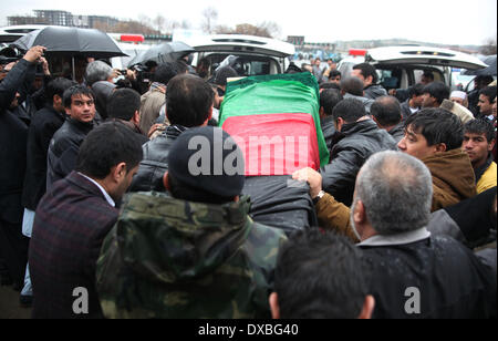 Kaboul, Afghanistan. Mar 23, 2014. Les militants talibans à Kaboul. Mar 23, 2014. Les Afghans portent un cercueil pendant la cérémonie d'inhumation du journaliste afghan Sardar Ahmad, sa femme et ses deux enfants qui ont été tués par des militants talibans à Kaboul, en Afghanistan, le 23 mars 2014. Les corps de journaliste afghan Sardar Ahmad, sa femme et ses deux enfants qui ont été tués par des militants talibans dans l'attaque sur Kaboul Serena hôtel le jeudi soir était déposé le dimanche. Credit : Ahmad Massoud/Xinhua/Alamy Live News Banque D'Images