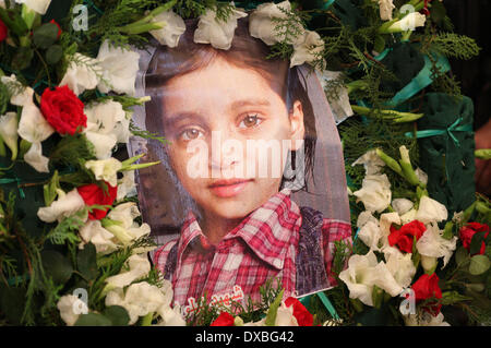 Kaboul, Afghanistan. Mar 23, 2014. Les militants talibans dans l'attaque sur Kaboul Serena Hotel jeudi soir à Kaboul. Mar 23, 2014. Une couronne est visible pendant la cérémonie d'inhumation du journaliste afghan Sardar Ahmad, sa femme et ses deux enfants qui ont été tués par des militants talibans dans l'attaque sur Kaboul Serena Hotel jeudi soir à Kaboul, en Afghanistan, le 23 mars 2014. Les corps de journaliste afghan Sardar Ahmad, sa femme et ses deux enfants qui ont été tués par des militants talibans dans l'attaque sur Kaboul Serena hôtel le jeudi soir était déposé le dimanche. Credit : Ahmad Massoud/Xinhua/Alamy Live News Banque D'Images