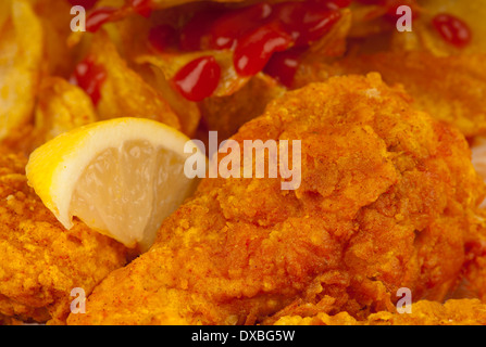 Ailes de poulet frites croustillantes, connues sous le nom d'ailes de buffle, pâte brune dorée, garniture au citron Banque D'Images