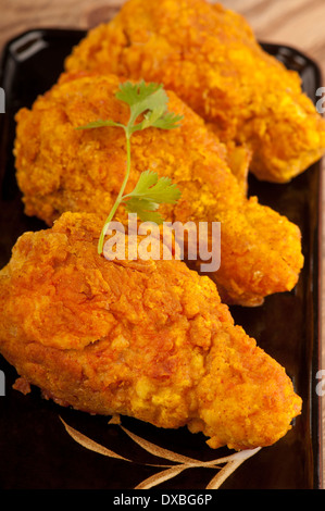 Ailes de poulet frites croustillantes, connues sous le nom d'ailes de buffle, pâte brune dorée, garniture au citron Banque D'Images