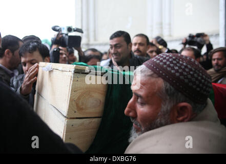 Kaboul, Afghanistan. Mar 23, 2014. Les militants talibans à Kaboul. Mar 23, 2014. Les Afghans portent un cercueil pendant la cérémonie d'inhumation du journaliste afghan Sardar Ahmad, sa femme et ses deux enfants qui ont été tués par des militants talibans à Kaboul, en Afghanistan, le 23 mars 2014. Les corps de journaliste afghan Sardar Ahmad, sa femme et ses deux enfants qui ont été tués par des militants talibans dans l'attaque sur Kaboul Serena hôtel le jeudi soir était déposé le dimanche. Credit : Ahmad Massoud/Xinhua/Alamy Live News Banque D'Images
