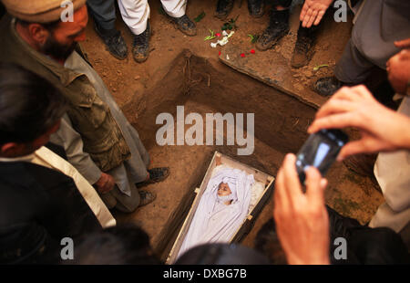 Kaboul, Afghanistan. Mar 23, 2014. Les militants talibans à Kaboul. Mar 23, 2014. Les Afghans à assister à la cérémonie d'inhumation du journaliste afghan Sardar Ahmad, sa femme et ses deux enfants qui ont été tués par des militants talibans à Kaboul, en Afghanistan, le 23 mars 2014. Les corps de journaliste afghan Sardar Ahmad, sa femme et ses deux enfants qui ont été tués par des militants talibans dans l'attaque sur Kaboul Serena hôtel le jeudi soir était déposé le dimanche. Credit : Ahmad Massoud/Xinhua/Alamy Live News Banque D'Images