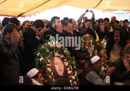 Kaboul, Afghanistan. Mar 23, 2014. Les militants talibans à Kaboul. Mar 23, 2014. Les Afghans à assister à la cérémonie d'inhumation du journaliste afghan Sardar Ahmad, sa femme et ses deux enfants qui ont été tués par des militants talibans à Kaboul, en Afghanistan, le 23 mars 2014. Les corps de journaliste afghan Sardar Ahmad, sa femme et ses deux enfants qui ont été tués par des militants talibans dans l'attaque sur Kaboul Serena hôtel le jeudi soir était déposé le dimanche. Credit : Ahmad Massoud/Xinhua/Alamy Live News Banque D'Images