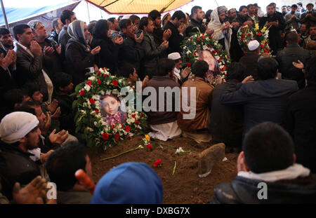 Kaboul, Afghanistan. Mar 23, 2014. Les militants talibans à Kaboul. Mar 23, 2014. Les Afghans à assister à la cérémonie d'inhumation du journaliste afghan Sardar Ahmad, sa femme et ses deux enfants qui ont été tués par des militants talibans à Kaboul, en Afghanistan, le 23 mars 2014. Les corps de journaliste afghan Sardar Ahmad, sa femme et ses deux enfants qui ont été tués par des militants talibans dans l'attaque sur Kaboul Serena hôtel le jeudi soir était déposé le dimanche. Credit : Ahmad Massoud/Xinhua/Alamy Live News Banque D'Images