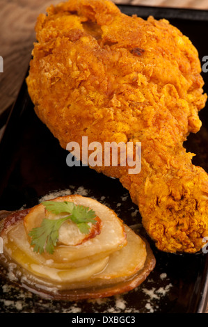 Ailes de poulet frites croustillantes, connues sous le nom d'ailes de buffle, pâte brune dorée, garniture au citron Banque D'Images