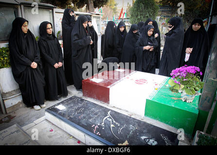 Téhéran, Iran. Mar 22, 2014. Les femmes iraniennes hommage au cimetière de soldats qui ont été tués au cours de la 1980-1988 guerre Iran-Irak, à Téhéran, Iran, 22 mars 2014. Credit : Ahmad Halabisaz/Xinhua/Alamy Live News Banque D'Images