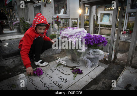 Téhéran, Iran. Mar 22, 2014. Une fille iranienne met des fleurs au cimetière de soldats qui ont été tués au cours de la 1980-1988 guerre Iran-Irak, à Téhéran, Iran, 22 mars 2014. Credit : Ahmad Halabisaz/Xinhua/Alamy Live News Banque D'Images