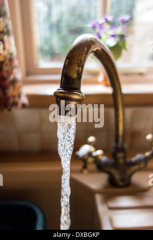 L'eau courante du robinet de cuisine studio Banque D'Images