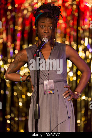 Austin, Texas, États-Unis. Mar 21, 2014. CANDACE LIGER de Dallas (Texas) est en concurrence dans un combat au cours de la femme du monde la poésie Slam. WOWPS est un annuel, quatre jours de festival de poésie qui dispose d'ateliers, ouverts à thème cmi et un concours qui couronne un champion national de la poésie féminine parmi les 72 concurrents qui se sont qualifiés dans les collectivités locales et régionales chelem. © Brian Cahn/ZUMAPRESS.com/Alamy Live News Banque D'Images