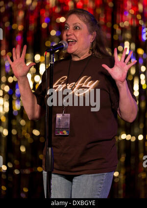 Austin, Texas, États-Unis. Mar 21, 2014. JERRI HARDESTY de Montevallo, New York est en concurrence dans un combat au cours de la femme du monde la poésie Slam. WOWPS est un annuel, quatre jours de festival de poésie qui dispose d'ateliers, ouverts à thème cmi et un concours qui couronne un champion national de la poésie féminine parmi les 72 concurrents qui se sont qualifiés dans les collectivités locales et régionales chelem. © Brian Cahn/ZUMAPRESS.com/Alamy Live News Banque D'Images