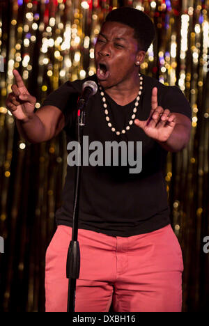Austin, Texas, États-Unis. Mar 21, 2014. JANAE JOHNSON de Boston, Massachusetts participe à un combat au cours de la femme du monde la poésie Slam. WOWPS est un annuel, quatre jours de festival de poésie qui dispose d'ateliers, ouverts à thème cmi et un concours qui couronne un champion national de la poésie féminine parmi les 72 concurrents qui se sont qualifiés dans les collectivités locales et régionales chelem. © Brian Cahn/ZUMAPRESS.com/Alamy Live News Banque D'Images