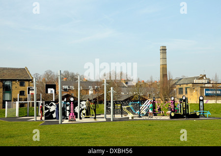 Vert ou de sport en plein air avec des gens, Mile End Park, district londonien de Tower Hamlets, Angleterre, Grande-Bretagne, Royaume-Uni Banque D'Images