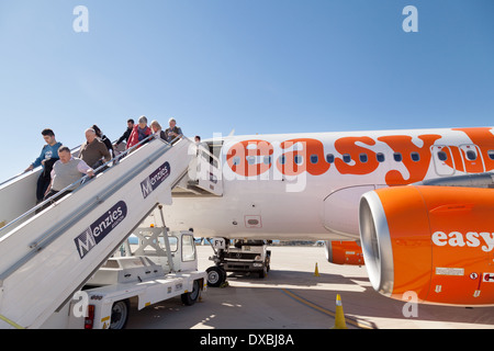 Avion Easyjet, les passagers de descendre ou de débarquement du vol, l'aéroport d'Almeria Espagne Europe Banque D'Images