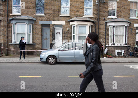 Hackney London, Royaume-Uni. 23 mars 2014. La police montent la garde à l'extérieur de la terrasse chambre après une adolescente que l'on croit être âgés de 15 ans a été retrouvé abattu à l'intérieur d'une maison dans la région de Hackney East London Crédit : amer ghazzal/Alamy Live News Banque D'Images