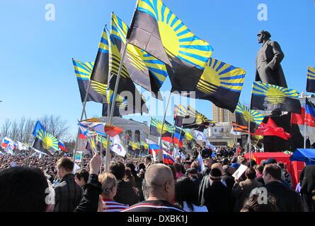Donetsk, Ukraine. Mar 23, 2014. Pro-Russian rallye manifestants avec des drapeaux de l'Oblast de Donetsk les mines de charbon et de Fédération de drapeaux devant l'mémorial Lénine à Donetsk, Ukraine, 23 mars 2014. Des milliers de personnes se sont rassemblées dans le centre de la ville appelant à un référendum sur le statut de la région de Donetsk, similaire à l'a récemment tenu un référendum en Crimée. Photo : FRIEDEMANN KOHLER/dpa/Alamy Live News Banque D'Images