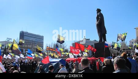 Donetsk, Ukraine. Mar 23, 2014. Pro-Russian manifestants rassemblement devant le monument de Lénine à Donetsk, Ukraine, 23 mars 2014. Des milliers de personnes se sont rassemblées dans le centre de la ville appelant à un référendum sur le statut de la région de Donetsk, similaire à l'a récemment tenu un référendum en Crimée. Photo : FRIEDEMANN KOHLER/dpa/Alamy Live News Banque D'Images