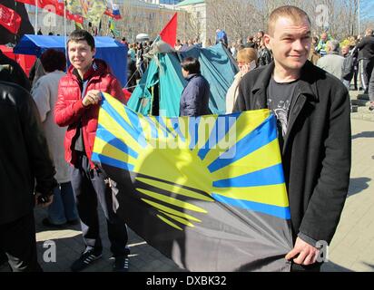 Donetsk, Ukraine. Mar 23, 2014. Rassemblement de deux hommes avec le drapeau de l'Oblast de Donetsk Donetsk, les mines de charbon de l'Ukraine, 23 mars 2014. Des milliers de personnes se sont rassemblées dans le centre de la ville appelant à un référendum sur le statut de la région de Donetsk, similaire à l'a récemment tenu un référendum en Crimée. Photo : FRIEDEMANN KOHLER/dpa/Alamy Live News Banque D'Images