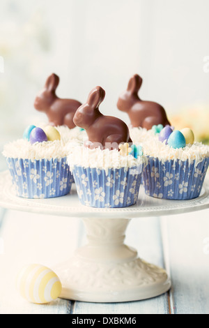 Cupcakes au chocolat décoré avec des lapins de Pâques Banque D'Images