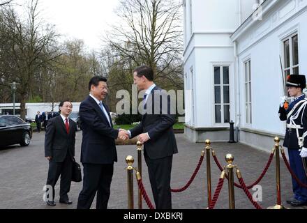 (140323) -- La Haye, 23 mars 2014 (Xinhua) -- le président chinois Xi Jinping (L), serre la main du Premier ministre néerlandais Mark Rutte avant leurs entretiens, à la Haye, aux Pays-Bas, le 23 mars 2014. (Xinhua/Rao Aimin) (cjq) Banque D'Images