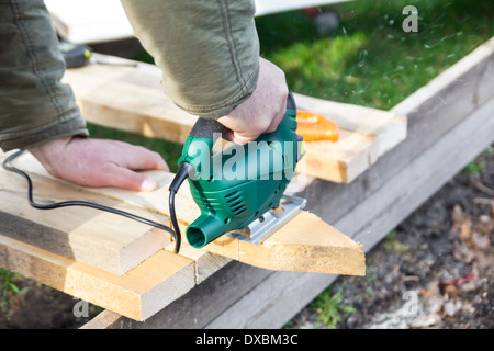 Dans la main, scie chantourner pine plank Banque D'Images