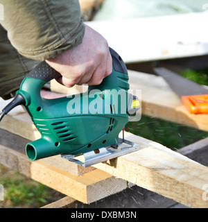 Dans la main, scie chantourner pine plank Banque D'Images