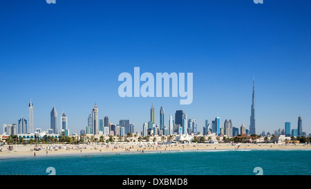 Jumeira Beach Ouvert avec les touristes et les toits de gratte-ciel de Dubaï Émirats Arabes Unis Banque D'Images