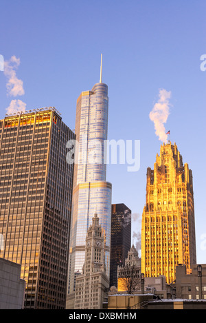 Avis de plusieurs gratte-ciel à Chicago avec la lumière dorée d'un lever tôt le matin Banque D'Images