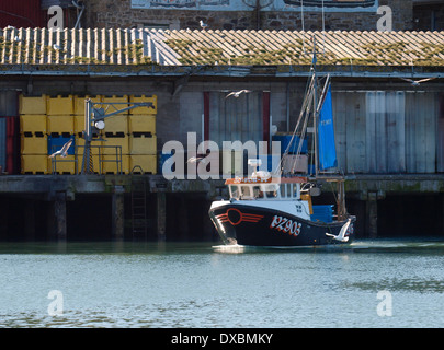 Petit chalutier de pêche commerciale, le port de Newlyn, Penzance, Cornwall, UK Banque D'Images