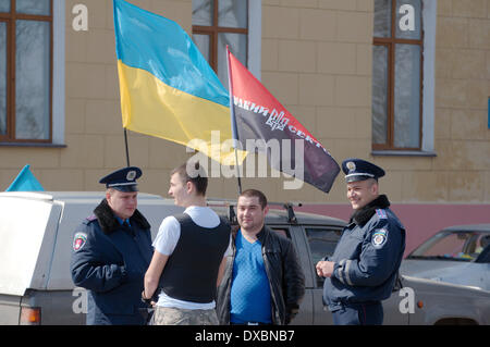 Odessa, Ukraine. Mar 23, 2014. La police est sous le drapeau rouge et noir de la droite radicale du secteur. Odessa evromaydan à l'appui de l'intégration européenne. Les concerts-rallye les partisans de l'unification de l'UE et l'Ukraine. Lors d'une manifestation à laquelle ont participé plus de 500 personnes Crédit : Andrey Nekrasov/Alamy Live News Banque D'Images