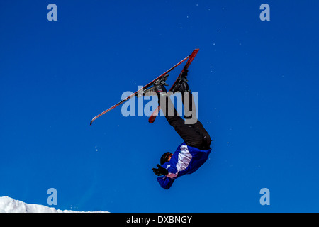 Skieur hors de contrôle à l'envers Banque D'Images