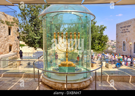 La menorah d'or à Jérusalem, Israël. Banque D'Images