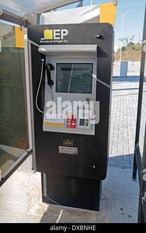 Un point d'information et de la machine de paiement par carte de crédit à un point de péage électronique sur l'autoroute A22 dans le sud du Portugal (Algave). Banque D'Images