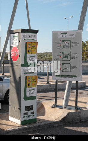 Carte de crédit paiement du conducteur et de la machine à signer un point de péage électronique sur l'autoroute A22 dans le sud du Portugal (Algave). Banque D'Images